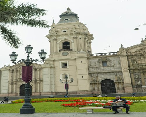Calm walk through a Peruvian city park